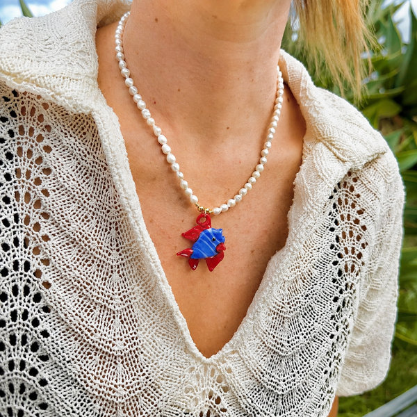 Collar de Perlas de Agua Dulce con Dije de Pez en Vidrio Azul