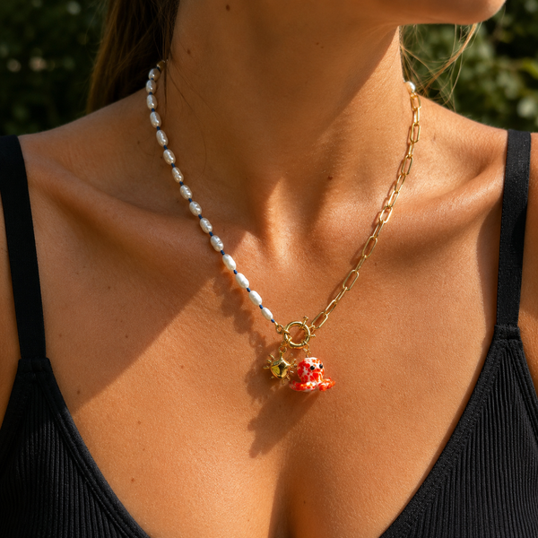 Collar Mareas - Perlas Naturales Agua Dulce Anudadas en Hilo Azul con Dijes Cangrejo y Pulpo Artesanal