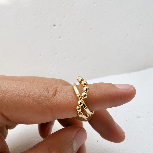 Detalle del acabado en rodio y estructura graduable del Anillo Calma
