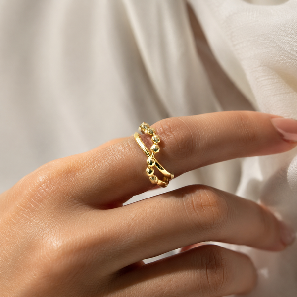 Modelo luciendo el Anillo Calma ajustable en combinacion de anillos