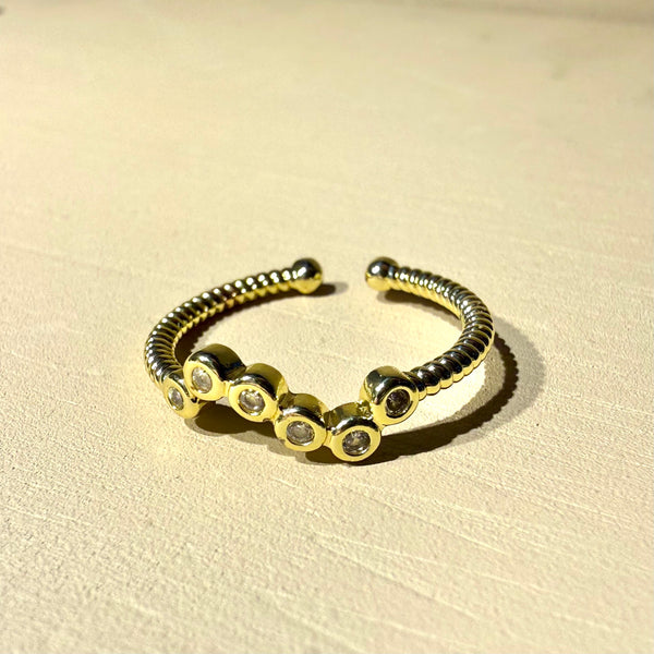 Anillo Colorado dorado ajustable con piedras transparentes cristalinas MariaBolo