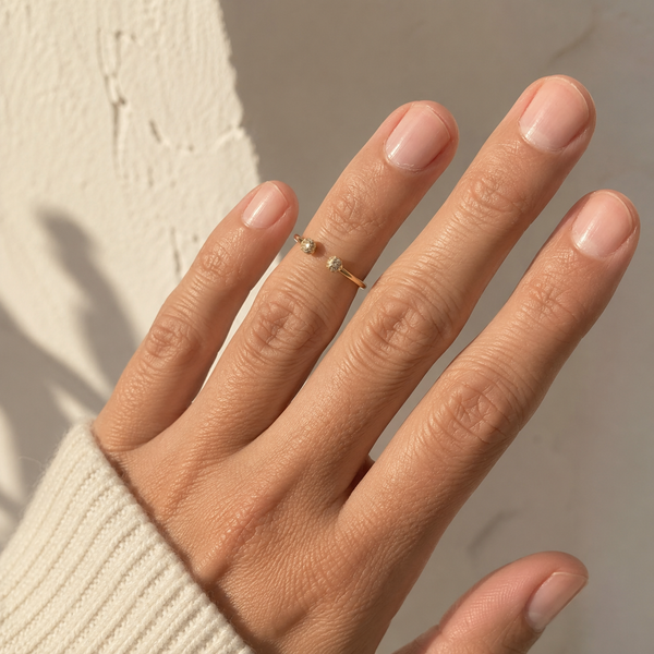 Modelo luciendo el Anillo Dos Mundos Ajustable combinacion de anillos MariaBolo