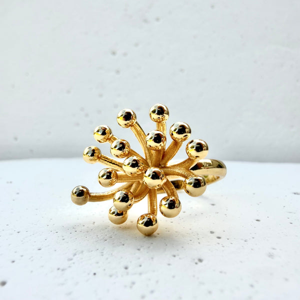 Modelo luciendo el Anillo Esperanza ajustable combinación de anillos MariaBolo