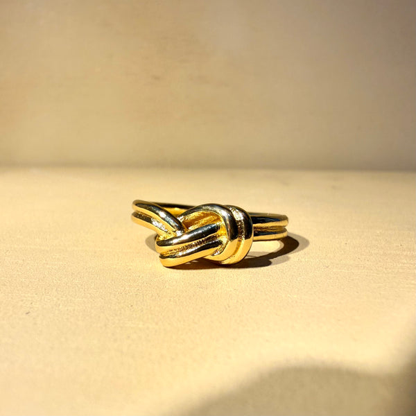 Modelo luciendo el Anillo Kelce ajustable combinación de anillos MariaBolo