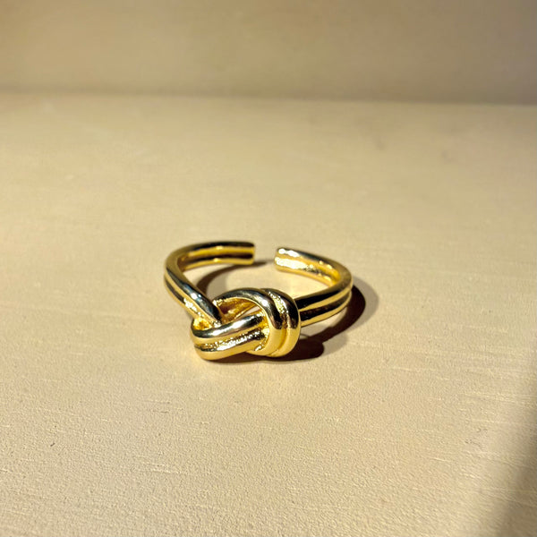 Detalle del acabado en rodio y diseño graduable del Anillo Kelee