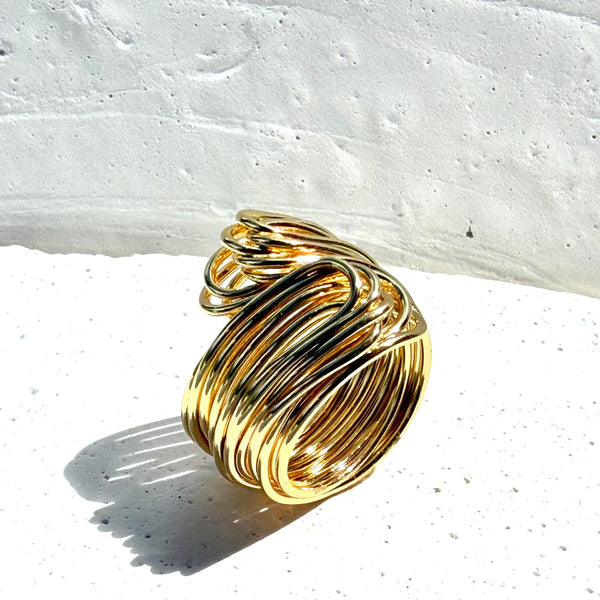 Anillo Mil Deseos Dorado presentado de lado MariaBolo