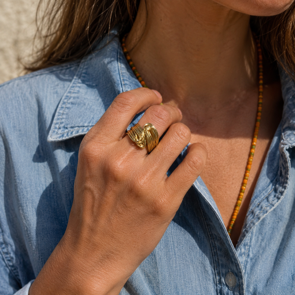Modelo usando el Anillo Mil Deseos Dorado en la mano