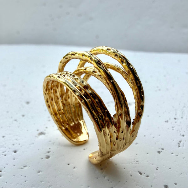 Modelo luciendo el Anillo Palermo dorado texturizado combinación de anillos MariaBolo