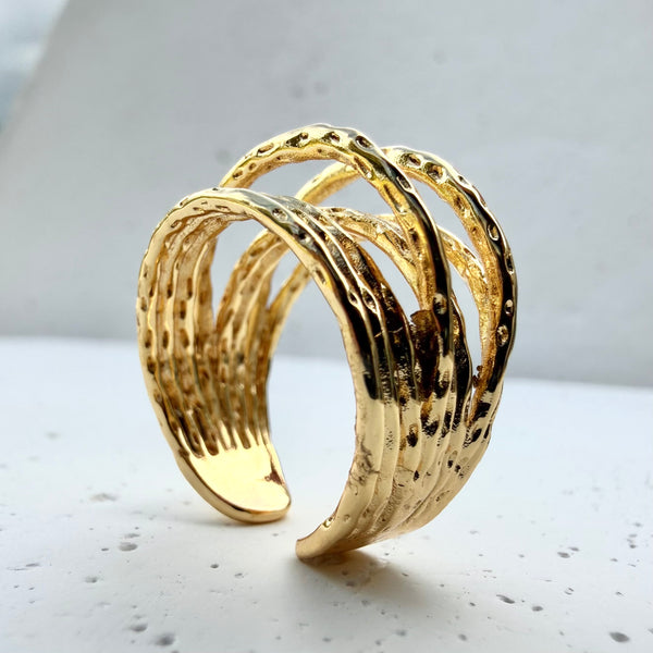 Anillo Palermo dorado texturizado presentado en empaque especial para regalo MariaBolo