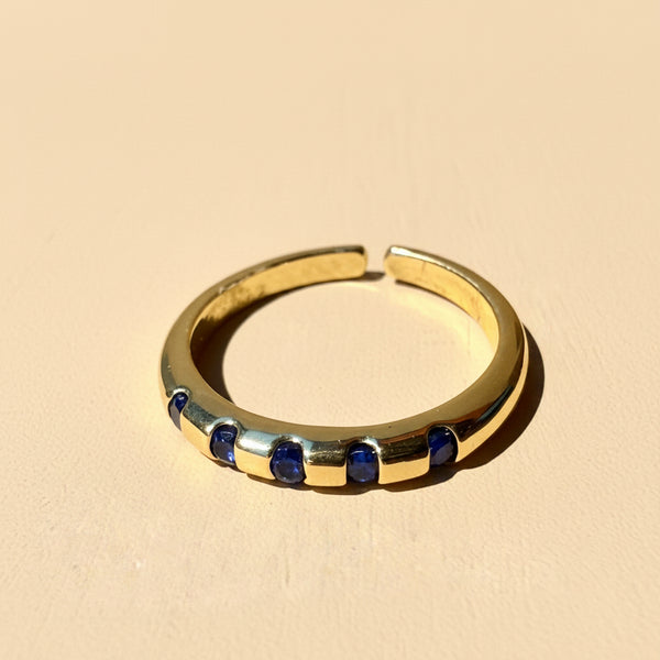 Detalle 5 piedras azul oscuro anillo dorado rodio ajustable MariaBolo, diseño línea central elegante statement sin talla uso diario