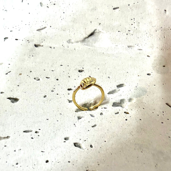 Anillo ajustable en Rodio con forma de Hoja Dorado - Joyería Premium Colombia 🍁