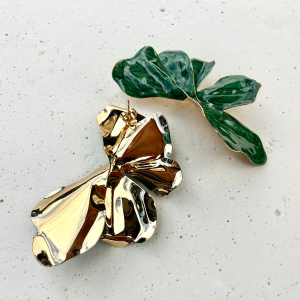 Detalle esmalte verde aretes maxi cola de pez rodio MariaBolo, acabado brillante sofisticado diseño asimétrico espejado libre de níquel hipoalergénico