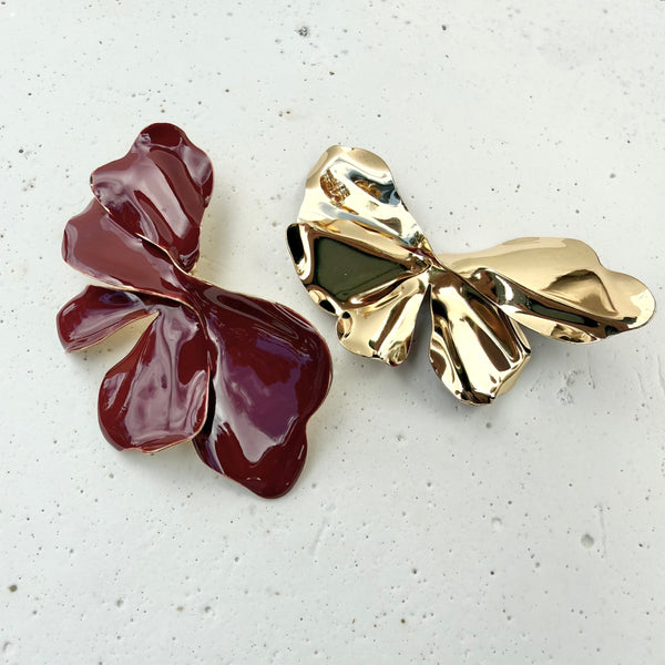 Par aretes maxi asimétricos cola de pez esmalte vino tinto rodio MariaBolo, uno derecho uno izquierdo silueta espejada statement accesorio mujer Colombia