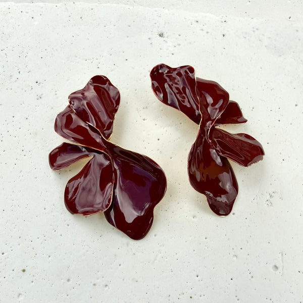 Aretes maxi floral asimétricos esmalte vino tinto rodio MariaBolo, diseño espejado derecho izquierdo grandes llamativos hipoalergénicos regalo premium mujer Colombia