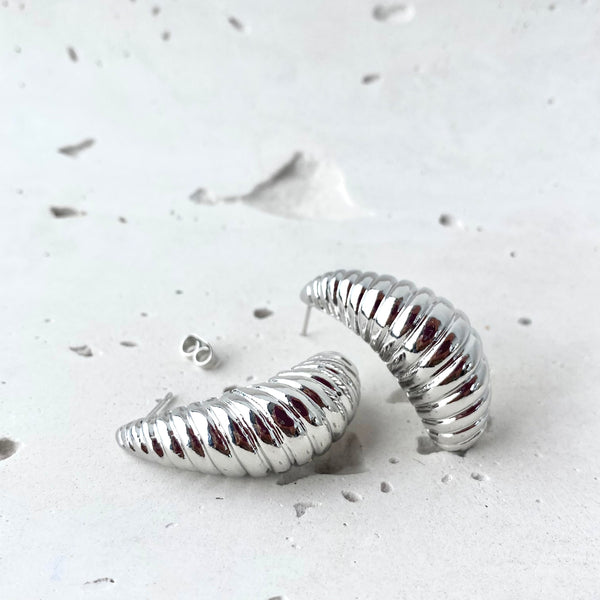 Pendientes Plateados Media Luna Acanalada - Aros Chunky Croissant