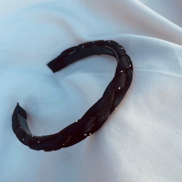 Detalle de balaca trenzada con brillos - Accesorio para cabello sofisticado
