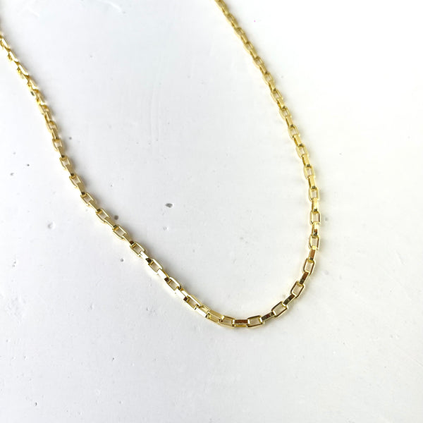 Detalle eslabones cubos cadena Galilea dorada rodio MariaBolo, diseño geométrico moderno atemporal collar sofisticado mujer