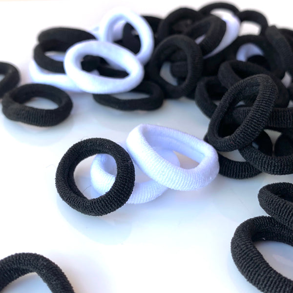 Cauchos mini pelo sin marca - Set 50 coleteros blanco negro delicados