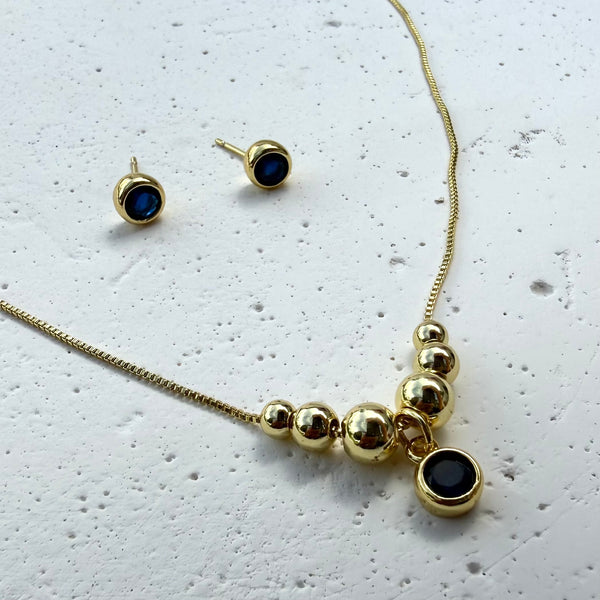 Modelo luciendo el set de Cadena Azul Mar delgada y topos de piedra azul