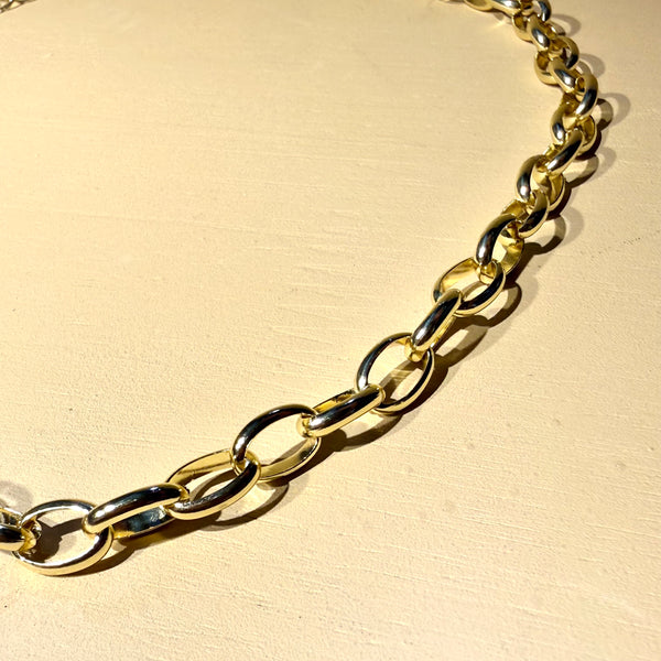 Cadena Enjambre dorada en el escote - Joyería femenina MariaBolo