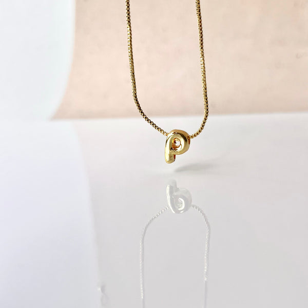 Dije letra cupidito de 2 cm en rodio con baño dorado