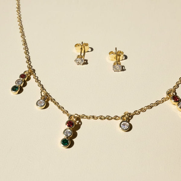 Detalle dijes multicolor collar dorado rodio MariaBolo, piedras naranja clear verde y brillante clear intercalados cadena dorada ajustable libre de níquel