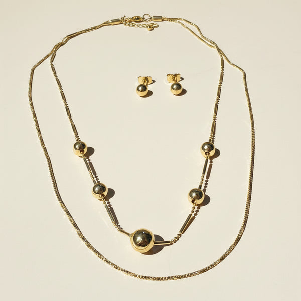 Set collar doble nivel esferas doradas rodio MariaBolo en uso con aretes topo esfera a juego, look coordinado elegante sofisticado regalo mujer Colombia