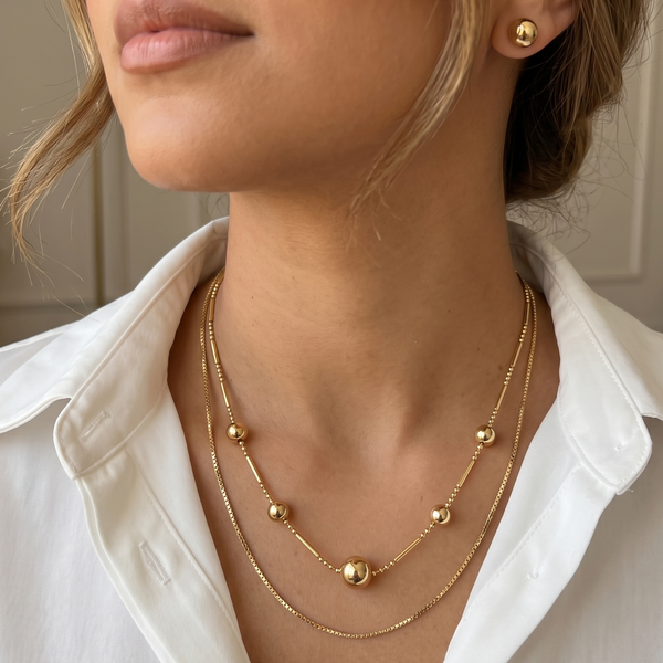 Set collar doble nivel esferas doradas y cadena delicada rodio MariaBolo imagen generada, collar statement elegante aretes topo esfera regalo premium mujer Colombia