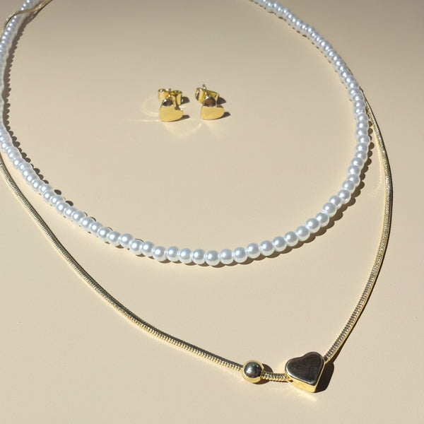 Detalle collar doble nivel perlas y cadena dorada dije corazón rodio MariaBolo, hipoalergénico libre de níquel elegante femenino