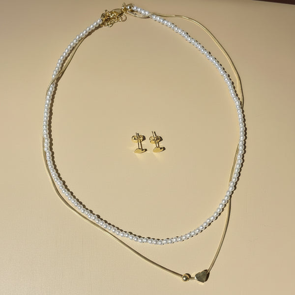 Set collar perlas dije corazón y aretes corazón rodio dorado MariaBolo en uso, look romántico coordinado regalo especial aniversario San Valentín Colombia