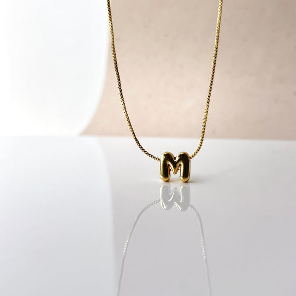 Collar personalizado letra puffy con diseño delicado y moderno
