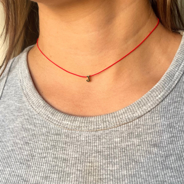 Cadena hilo rojo con letra inicial - Joyería personalizada Colombia