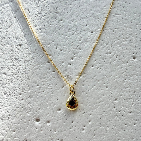 Detalle del acabado en rodio dorado y tejido de la Cadena Reinaldo