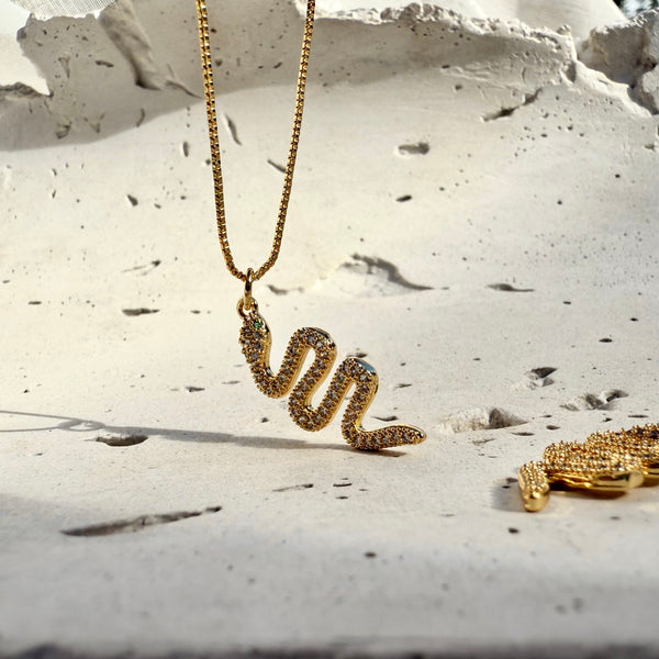 cadena con dije de culabra y brillantes