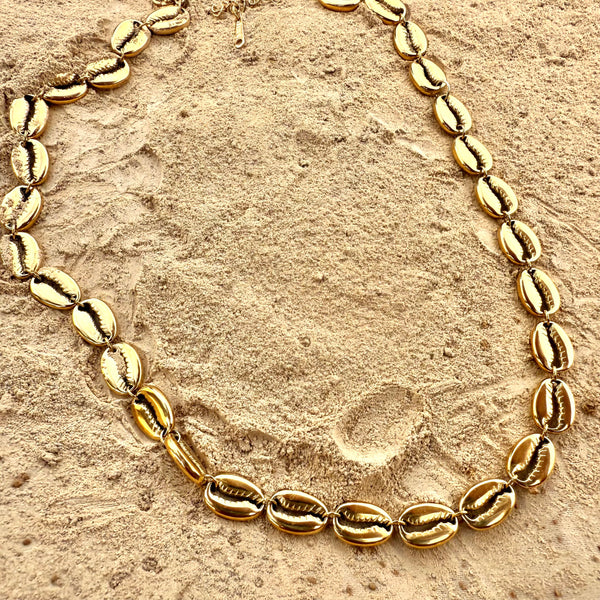Cadena conchas en rodio envejecido con dijes de concha marina unidos por aro base, collar boho chic hipoalergénico para mujer