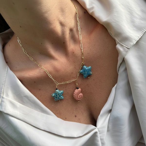 Cadena dorada óvalos dijes cerámica marinos tonos coral collar único mujer Colombia MariaBolo
