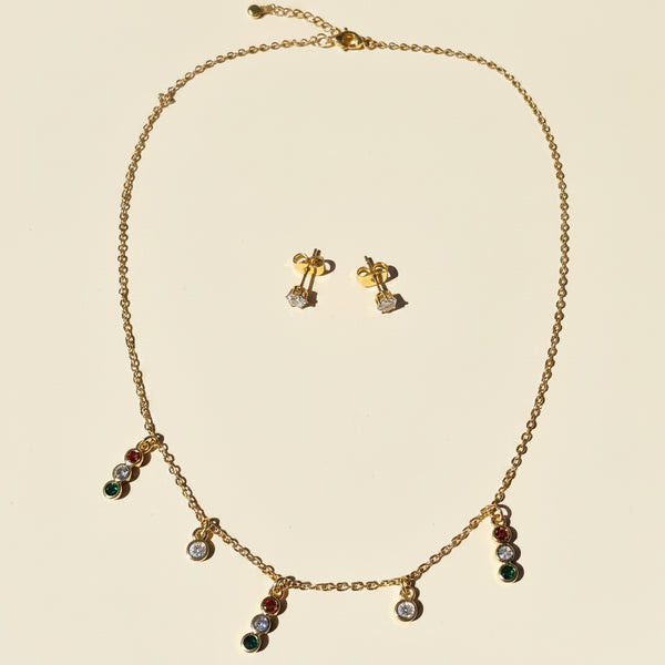 Set collar dorado rodio dijes multicolor y aretes brillante clear MariaBolo en uso, collar statement colorido elegante hipoalergénico regalo mujer Colombia