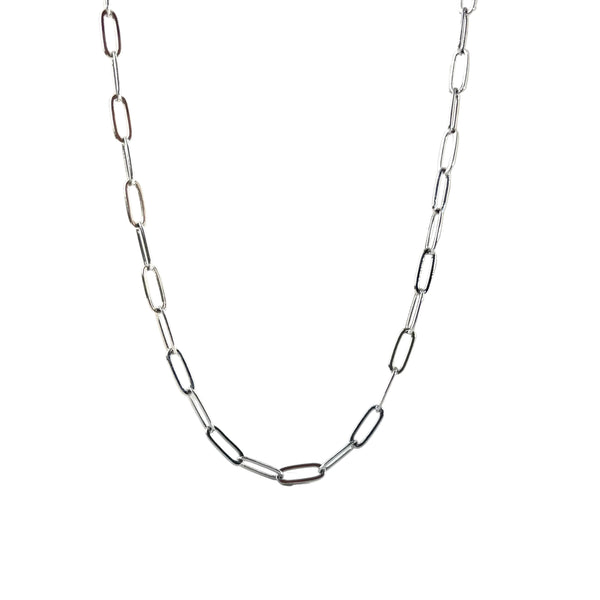 Cadena plateada Brisa Silver con eslabones ovalados planos en acabado rodio brillante sobre fondo blanco"
