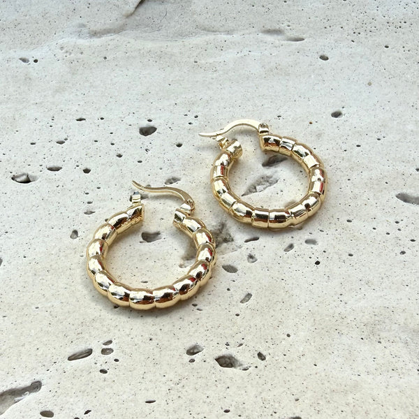 Detalle del volumen abombado y brillo en rodio dorado de la Candonga Bubble Chunk