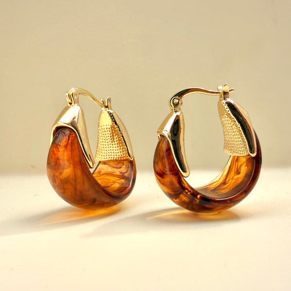 Candonga carey café mediana rodio MariaBolo Colombia en uso, arete liviano elegante atemporal tendencia carey regalo especial mujer