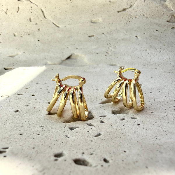 Detalle de las cuatro lineas paralelas y acabado brillante en rodio dorado de la Candonga Cuatro Aros