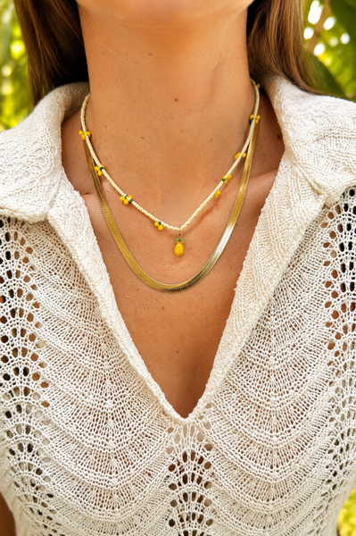 Choker Piña con Chaquira Amarilla modelo vertical