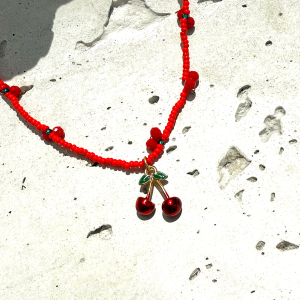 Detalle diseño cerezas choker chaquira hecho a mano Good Vibes