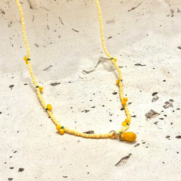 Choker piña elaborado a mano con chaquira amarilla, diseño único tropical ajustable estilo fresco y sofisticado para mujer