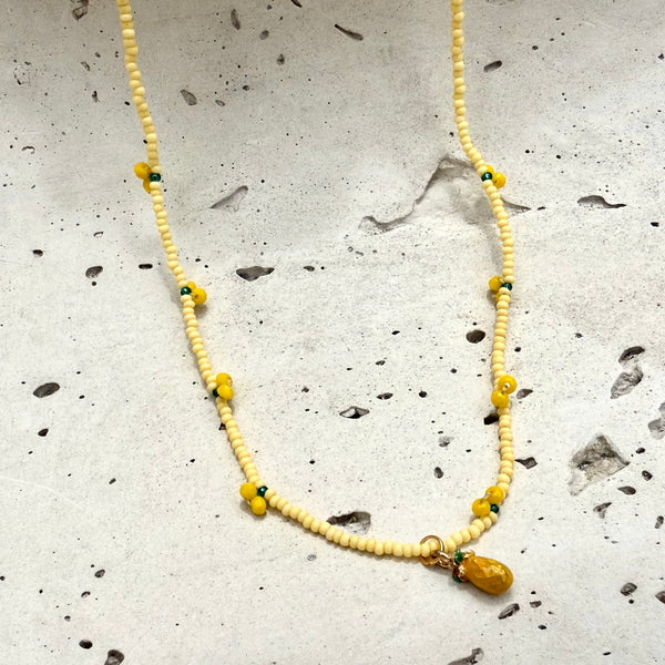 Detalle motivo piña en chaquira amarilla choker MariaBolo, accesorio original hecho a mano con precisión y color vibrante