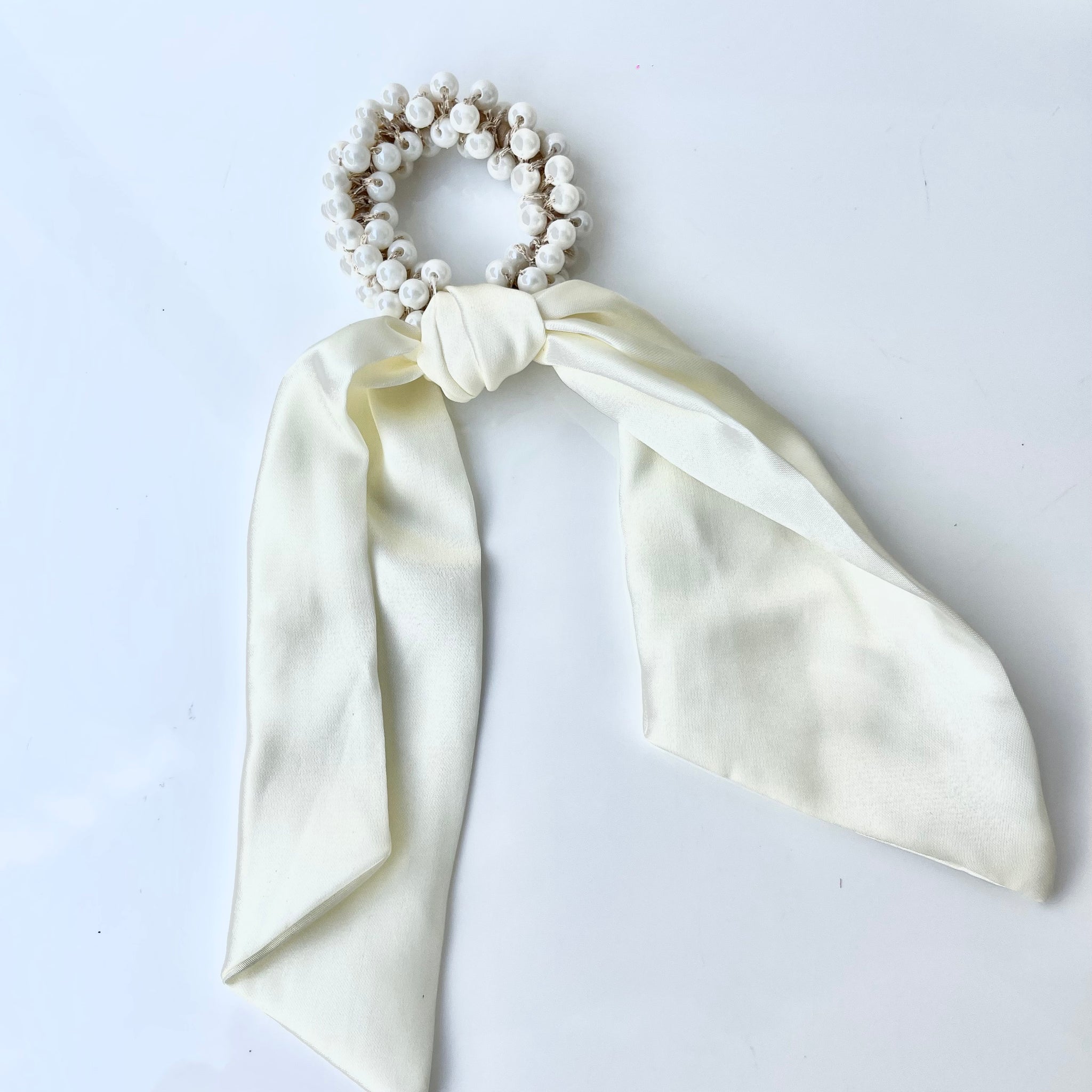 Coletero satén con perlas elegante - Liga de pelo MariaBolo