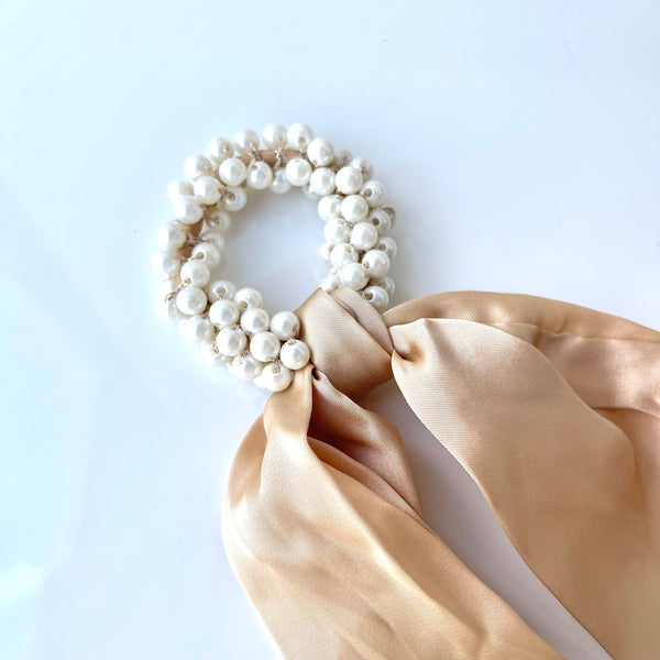 Colero con lazo satén y perlas - Accesorio sofisticado para peinado
