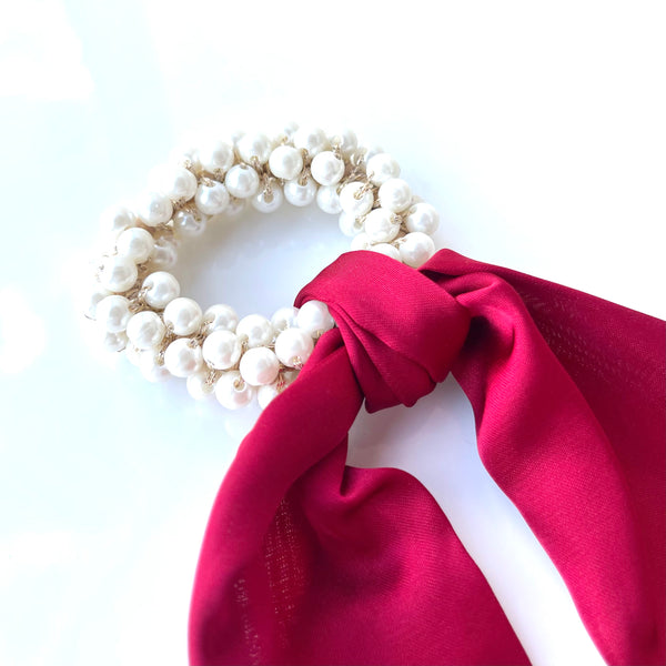 Detalle de colero con anillo de perlas - Liga elegante para peinados