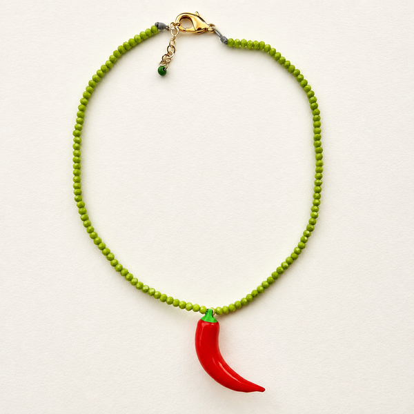 Collar de pepas verde con dijes de ají rojo moderno y en tendencia 