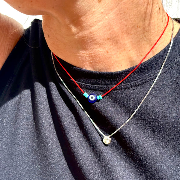 Collar Good Vibes hecho a mano hilo rojo ojo amuleto vidrio artesanal ajustable joyería Colombia